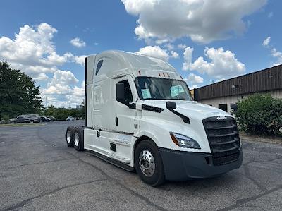 Used 2020 Freightliner Cascadia Detroit DD15AT Semi Truck with Sleeper Cab for sale #373518 - photo 1