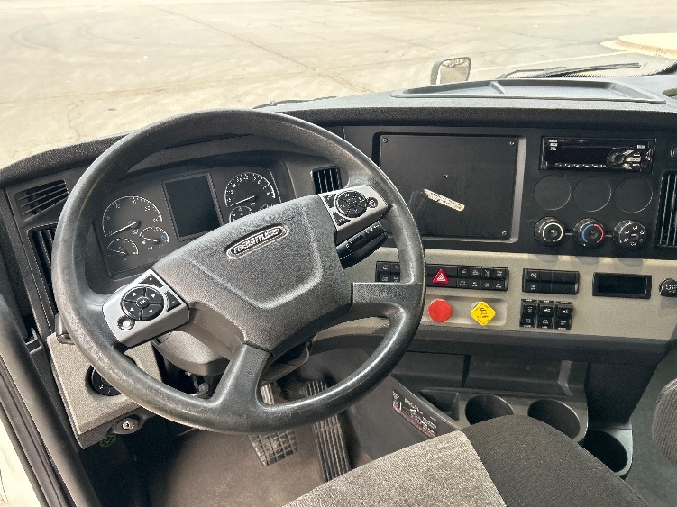 Used 2021 Freightliner Cascadia - photo 12