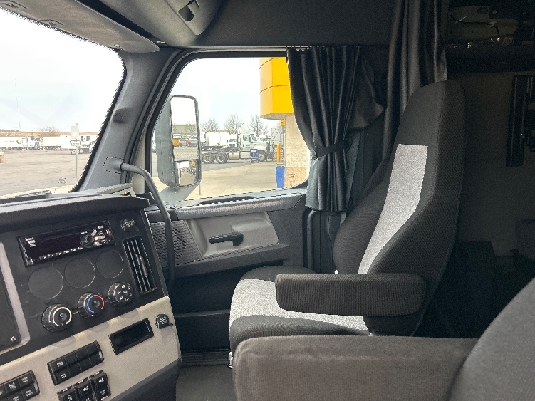 Used 2021 Freightliner Cascadia - photo 13