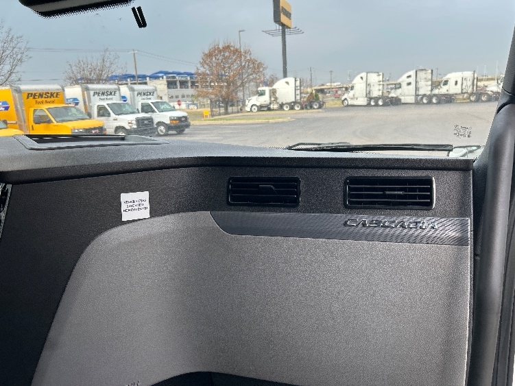 Used 2021 Freightliner Cascadia - photo 16