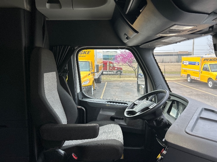 Used 2021 Freightliner Cascadia - photo 17