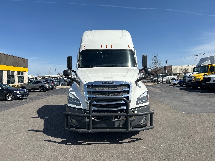Used 2021 Freightliner Cascadia - photo 2
