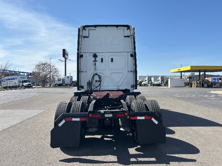 Used 2021 Freightliner Cascadia - photo 8