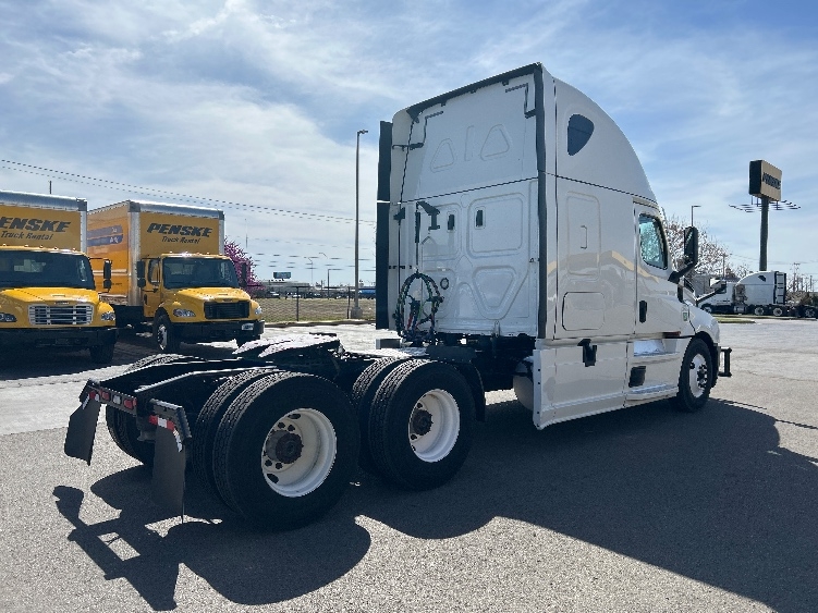 Used 2021 Freightliner Cascadia - photo 9
