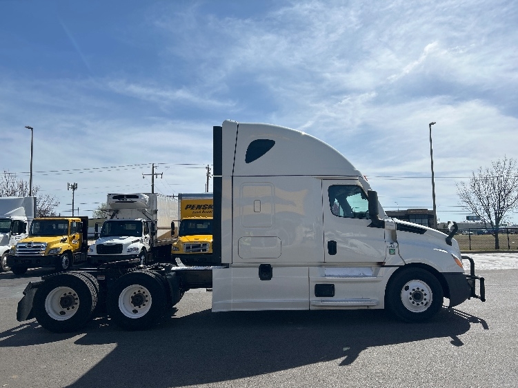 Used 2021 Freightliner Cascadia - photo 10