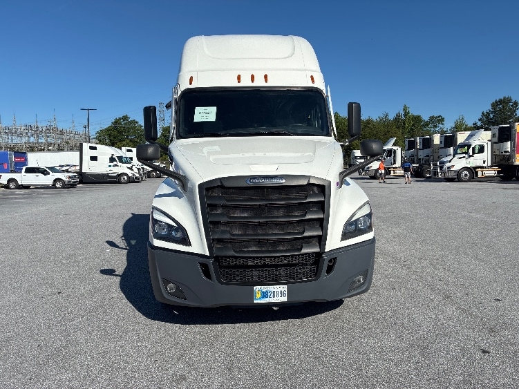 Used 2021 Freightliner Cascadia - photo 2