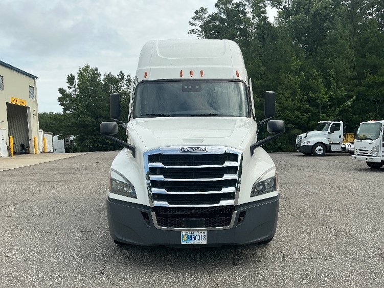 Used 2021 Freightliner Cascadia - photo 2