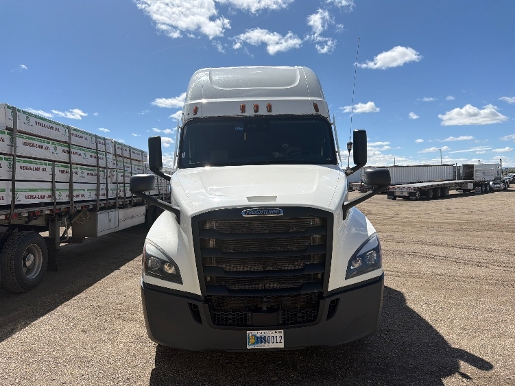 Used 2021 Freightliner Cascadia - photo 2