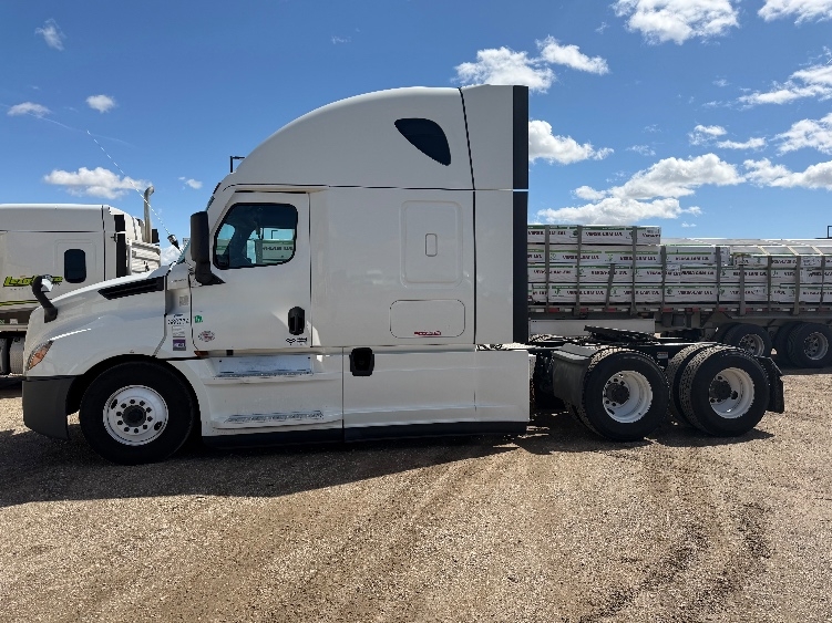 Used 2021 Freightliner Cascadia - photo 6