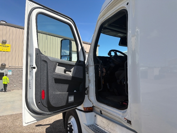 Used 2021 Freightliner Cascadia - photo 11
