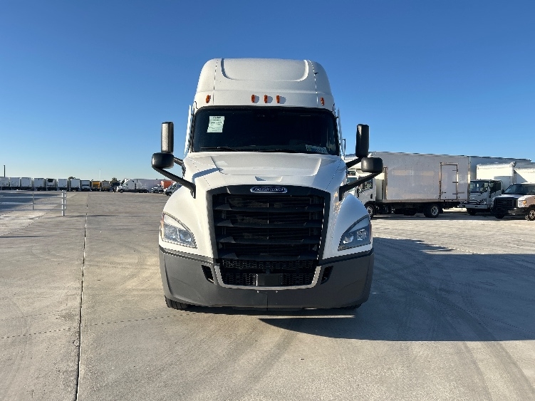 Used 2021 Freightliner Cascadia - photo 2