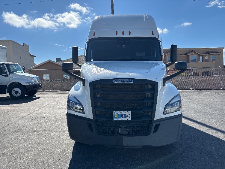 Used 2021 Freightliner Cascadia - photo 2