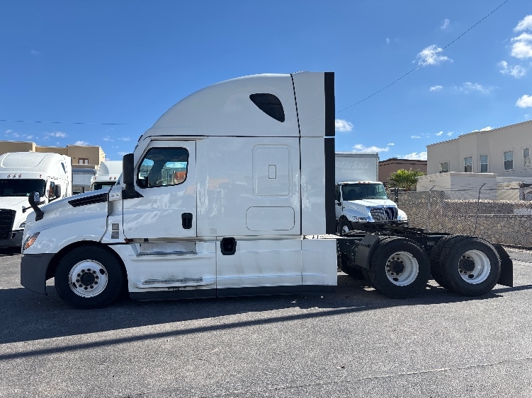 Used 2021 Freightliner Cascadia - photo 6