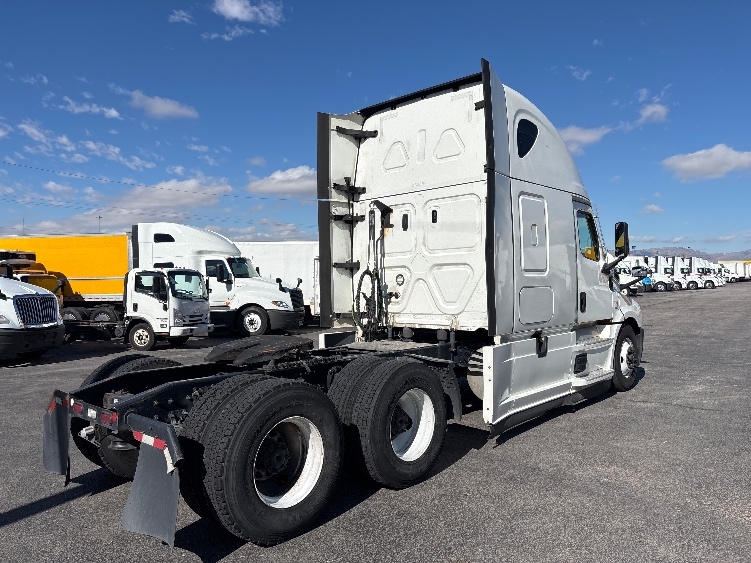 Used 2021 Freightliner Cascadia - photo 9