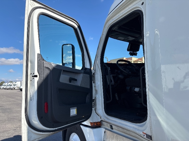Used 2021 Freightliner Cascadia - photo 11
