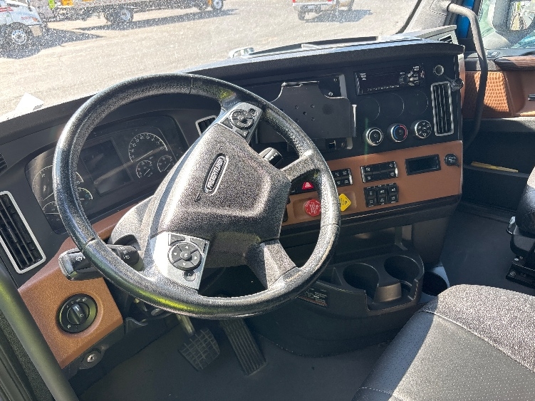 Used 2021 Freightliner Cascadia - photo 12