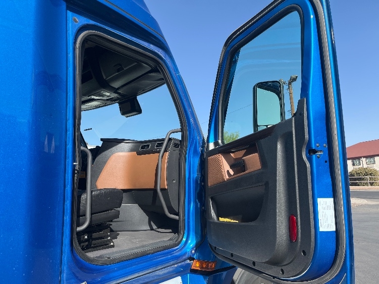 Used 2021 Freightliner Cascadia - photo 15