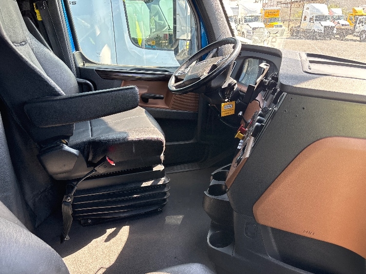 Used 2021 Freightliner Cascadia - photo 17