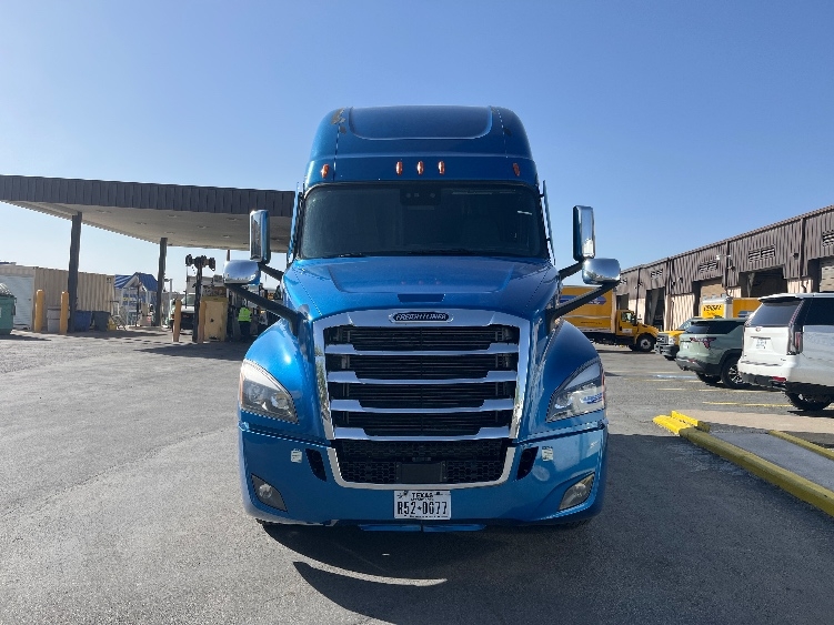 Used 2021 Freightliner Cascadia - photo 2