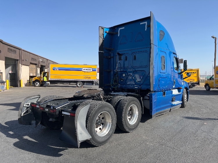 Used 2021 Freightliner Cascadia - photo 9