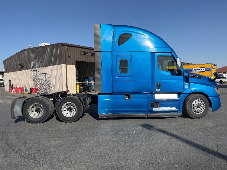 Used 2021 Freightliner Cascadia - photo 10