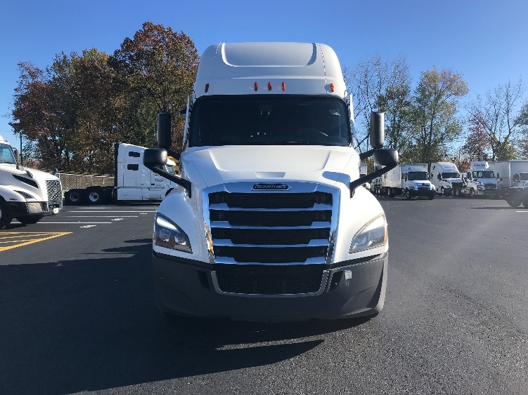 Used 2021 Freightliner Cascadia - photo 2