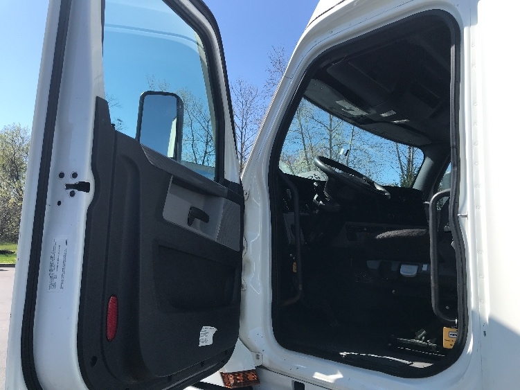 Used 2021 Freightliner Cascadia - photo 11