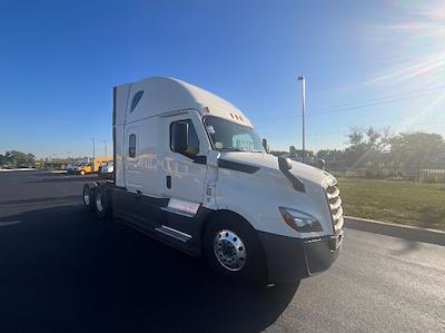 Used 2021 Freightliner Cascadia Detroit DD15AT Semi Truck with Sleeper Cab for sale #384174 - photo 1