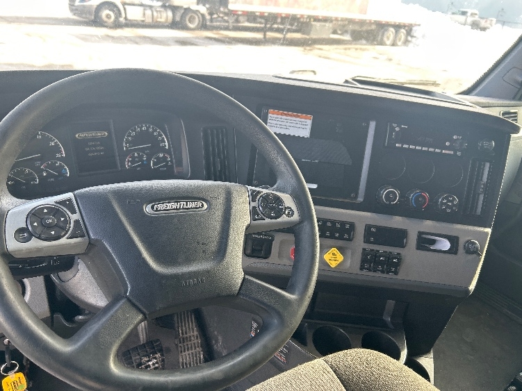 Used 2022 Freightliner Cascadia - photo 12