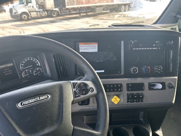 Used 2022 Freightliner Cascadia - photo 13