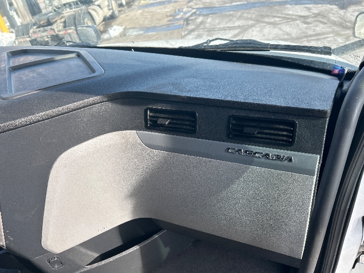 Used 2022 Freightliner Cascadia - photo 16