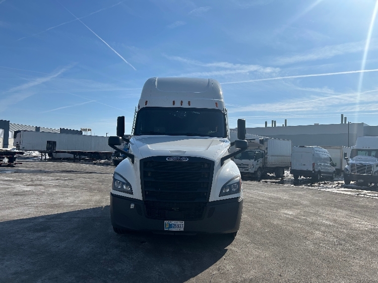 Used 2022 Freightliner Cascadia - photo 2