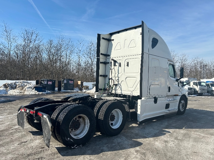 Used 2022 Freightliner Cascadia - photo 9