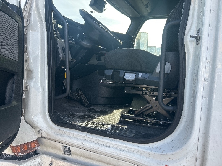 Used 2022 Freightliner Cascadia - photo 11