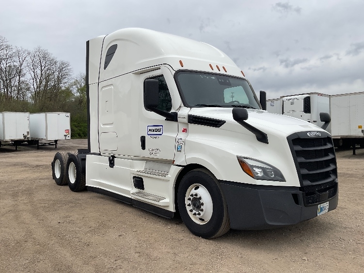 Used 2022 Freightliner Cascadia - photo 1
