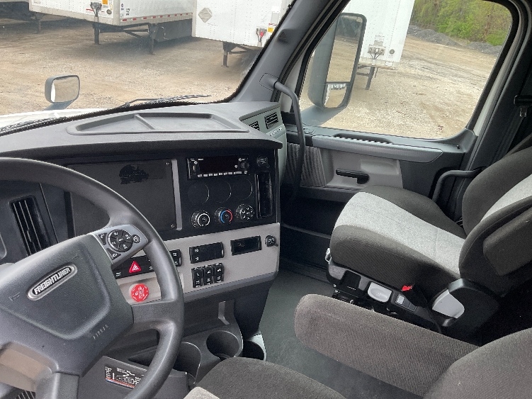 Used 2022 Freightliner Cascadia - photo 12