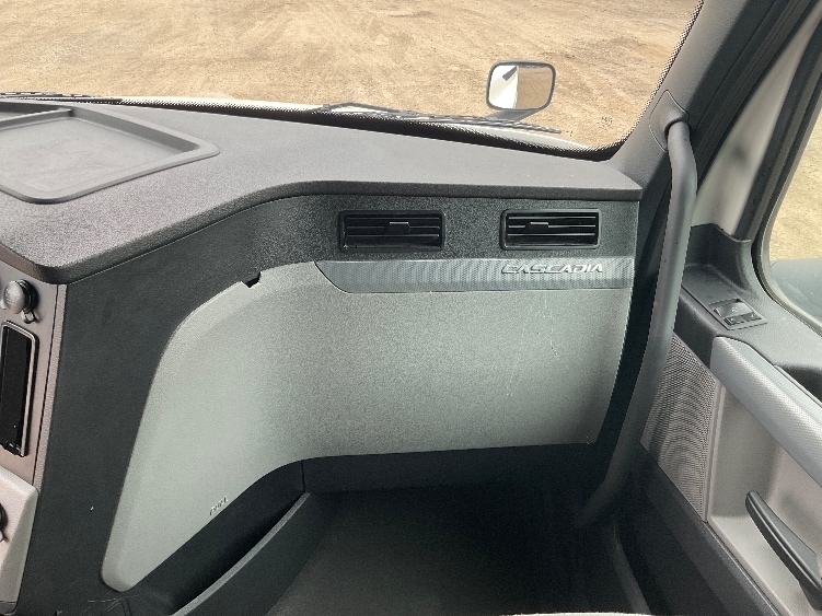 Used 2022 Freightliner Cascadia - photo 16