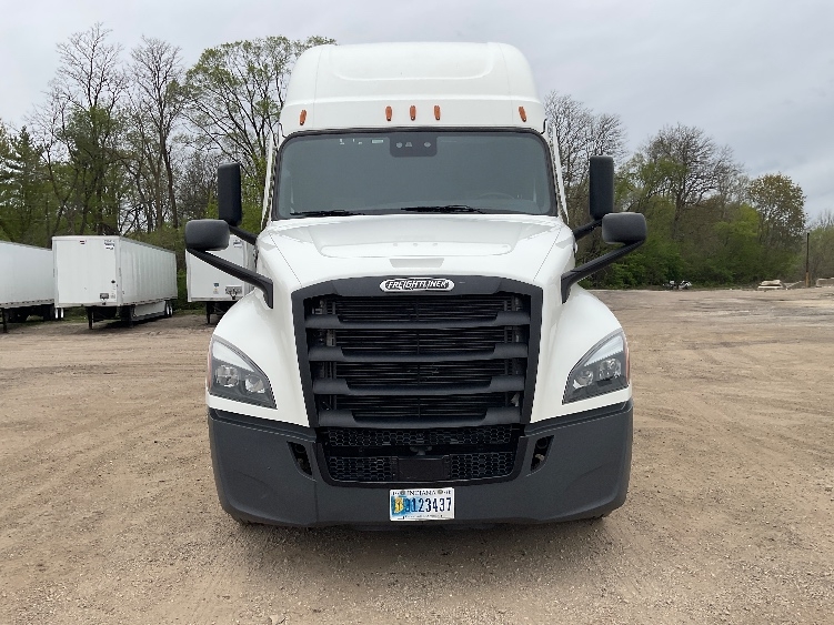Used 2022 Freightliner Cascadia - photo 2