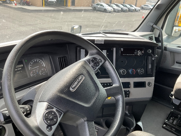 Used 2022 Freightliner Cascadia - photo 13