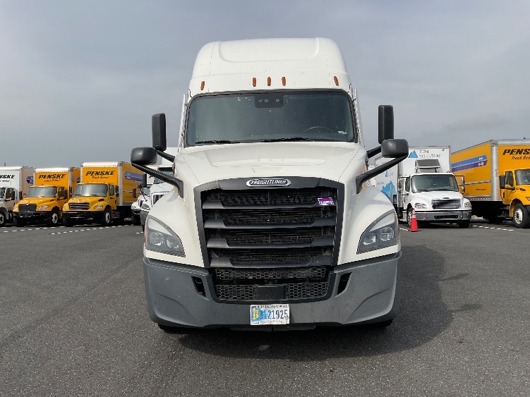 Used 2022 Freightliner Cascadia - photo 2