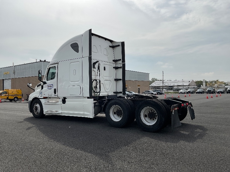 Used 2022 Freightliner Cascadia - photo 7