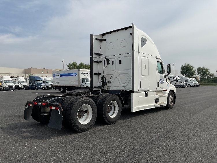 Used 2022 Freightliner Cascadia - photo 9