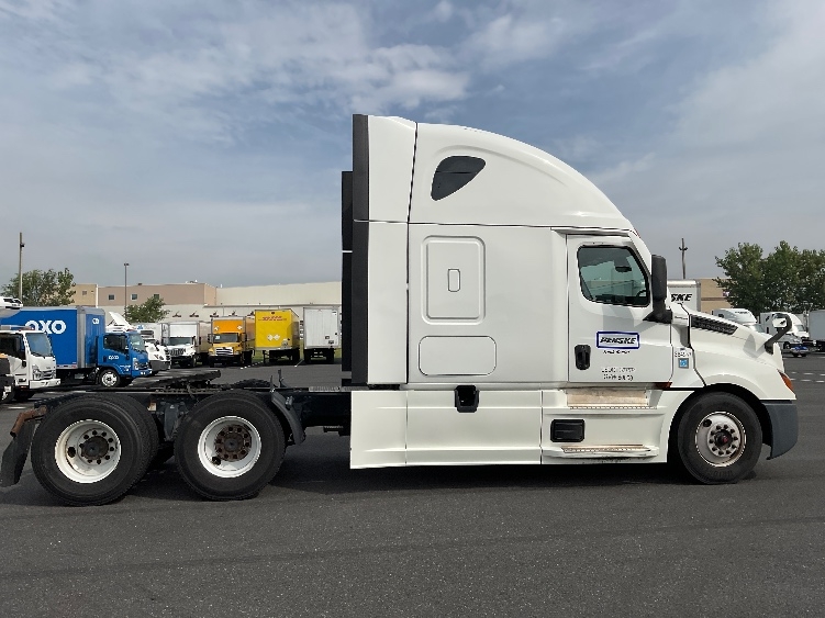 Used 2022 Freightliner Cascadia - photo 10