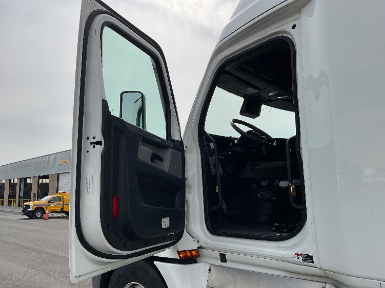 Used 2022 Freightliner Cascadia - photo 11