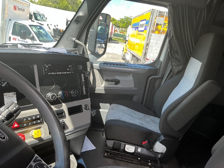 Used 2022 Freightliner Cascadia - photo 12
