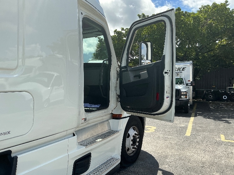 Used 2022 Freightliner Cascadia - photo 15