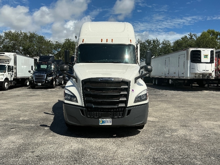 Used 2022 Freightliner Cascadia - photo 2