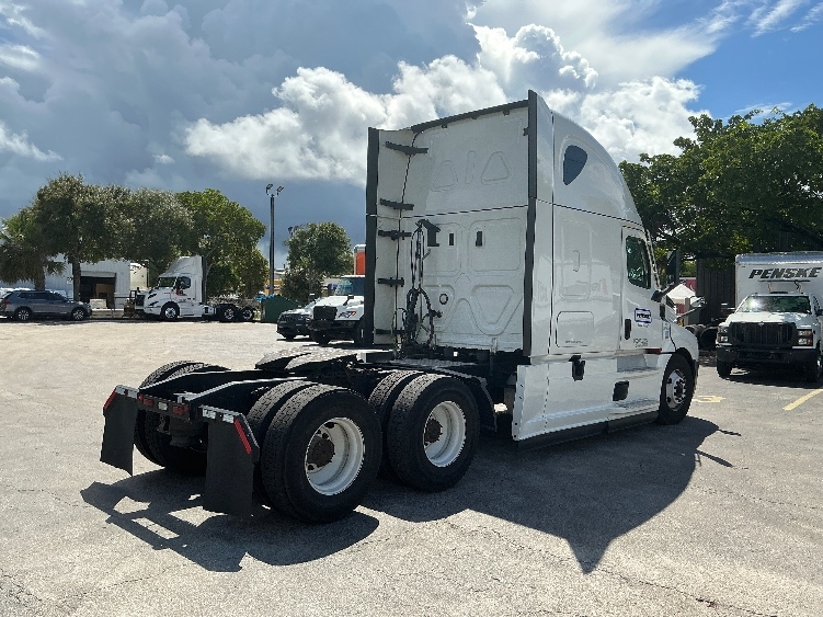 Used 2022 Freightliner Cascadia - photo 9