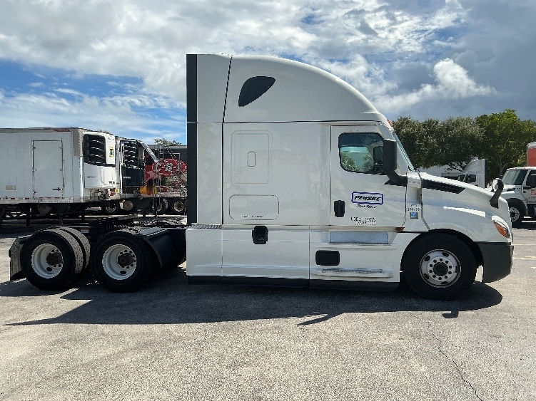 Used 2022 Freightliner Cascadia - photo 10