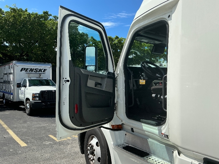 Used 2022 Freightliner Cascadia - photo 11